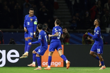 Francouzi mají v kapse postup na MS. Norská generace kolem Haalanda se snu výrazně příblížila