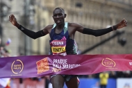 Keňan Konga v cíli půlmaratonu "zabloudil". Přesto vyhrál a stlačil čas pod hodinu