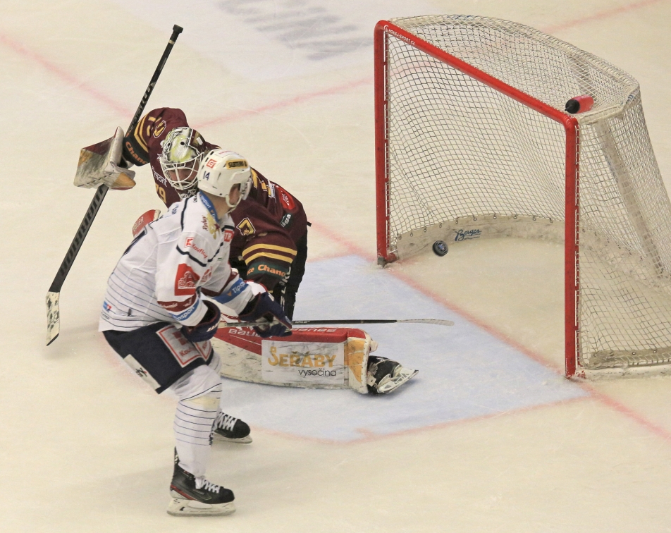 The five-point Plekanec brought Kladno closer to the rescue.  Jihlava was marked by the expulsion of the goalkeeper Žukov – ČT sport – Česká televize