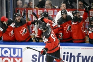 Kanada překazila Lotyšsku finálový sen, přestože se trápila. Favorita vysvobodil Fantilli