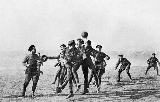 Vánoční příměří 1914: Vojáky v pekle Velké války spojil fotbal – ČT sport –  Česká televize