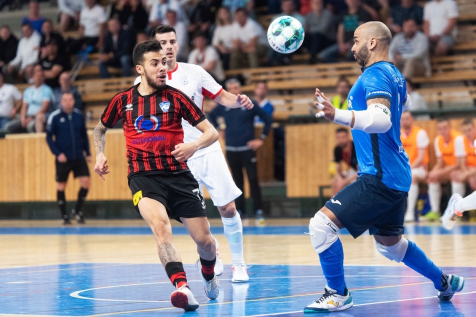 “Futsal Match Report: Pilsen Upsets Bookmakers Favorite Chrudim in Shootout”