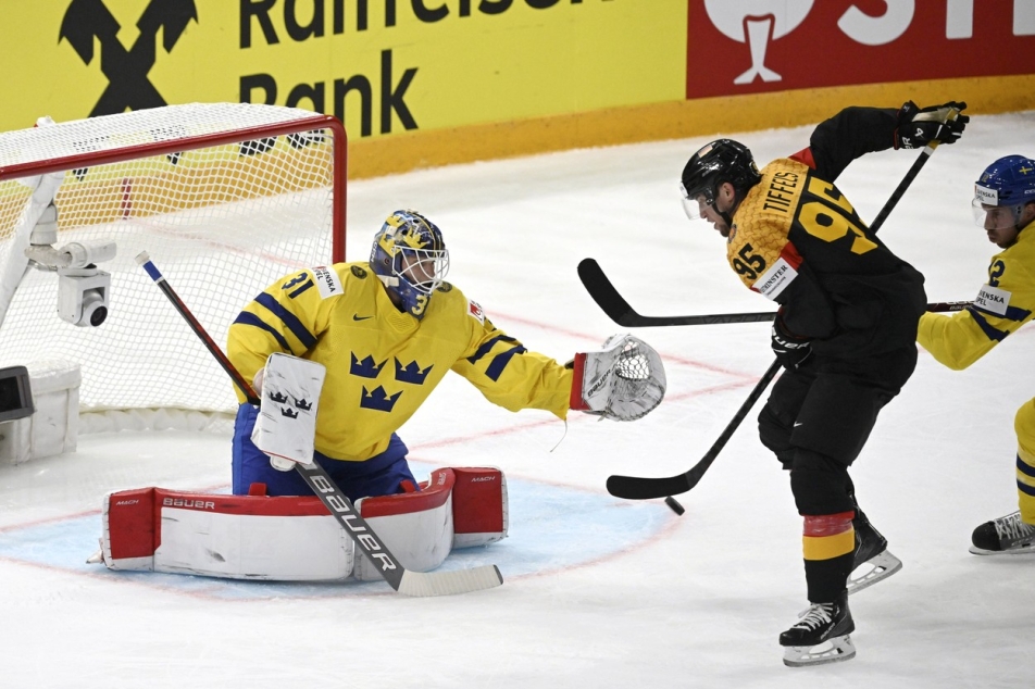 “Swedish Hockey Players Make History in International Championship Opening Game”