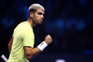 Alcaraz zakončí rok jako světová jednička. Do semifinále v Turíně prošel také de Minaur