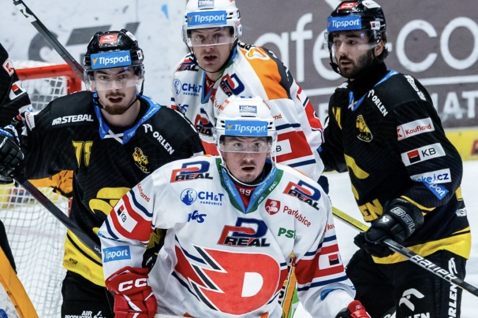 Ve hře o titul zůstávají čtyři týmy. Semifinále play-off rozehrají Pardubice s Litvínovem