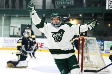 Prodloužil jsem si volbu hokej, nebo studium. Máme tu skvělou komunitu, říká Vyvial z Castletonu