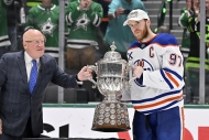 Po roce stejné finále, Edmonton opět vyzve Floridu. McDavid porušil tradici