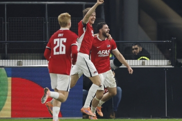 Šín přišel v závěru pomoci Alkmaaru porazit Shelboum, Lincoln prohrál v Hamrunu