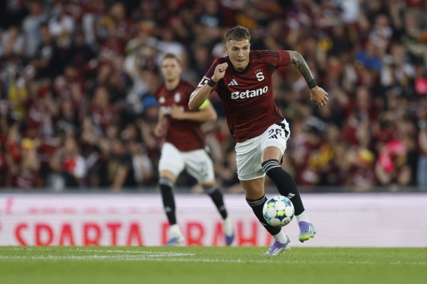 V derby chyboval rozhodčí i VAR, Vydra měl dostat přímou červenou kartu