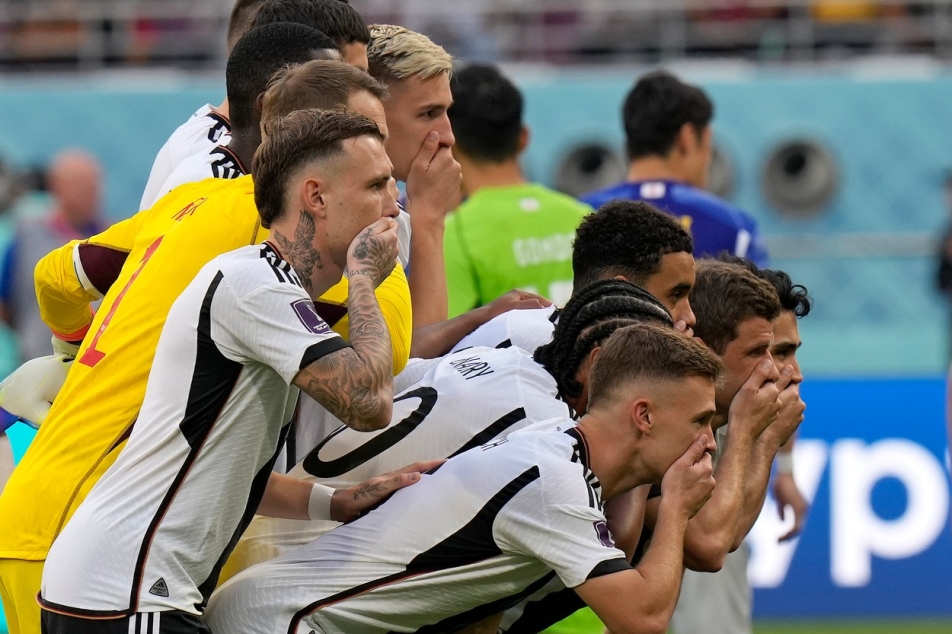 A “silent” protest against human rights violations.  The Germans covered their mouths before the duel with Japanese television – CT sport – Czech