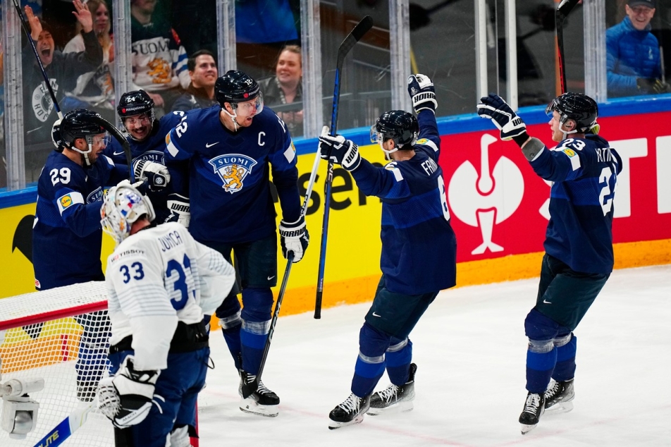 “Finland Defeats France 5-3 in Ice Hockey Match: Goals and Saves Recap”