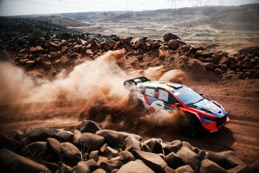 V čele Saúdské rallye je Adrien Fourmaux, favorité doplatili na obtížné podmínky