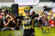 ŽIVĚ: V Centrálním masivu se raduje Simon Yates. Slaví i Ben Healy, který má žlutý dres
