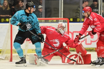 Karlovy Vary potěšily děti a školáky domácí výhrou, třinecká mizérie pokračuje
