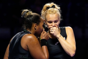 Siniaková s Townsendovou vyhrály i třetí zápas ve skupině, Pegulaová a Sabalenková jsou v semifinále