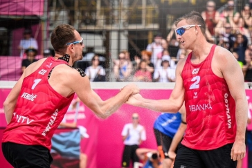 Perušič se Schweinerem mají v Adelaide jisté play-off, Štochlová se Svozilovou skrečovaly zápas o první místo