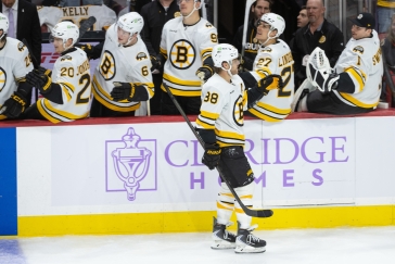 Pastrňák asistoval při vítězném gólu v LA, Buffalo deklasovalo Chicago