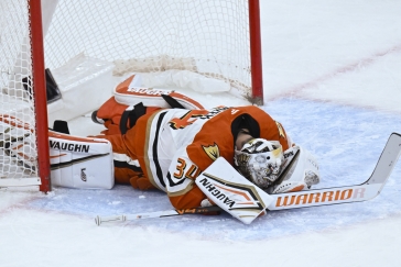 Mrázek se přidal k českým marodům v NHL, Blackhawks otočili zápas