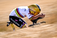 ŽIVĚ: Evenepoel se popral s větrem i soupeři a znovu dominoval časovce