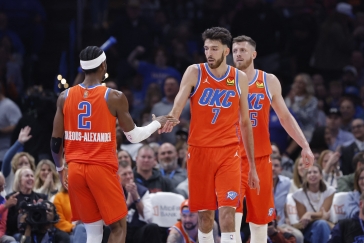 Jako den a noc. Obhájce z Oklahomy kraluje NBA, poražený finalista Indiana se trápí