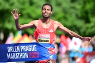 Etiopan Behranu obhájil vítězství v Pražském maratonu. České tituly mají Havlena a Hrochová