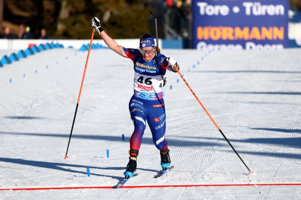 Simonová chyby na poslední střelbě nelitovala, bere zlato. Voborníková skončila ve třetí desítce