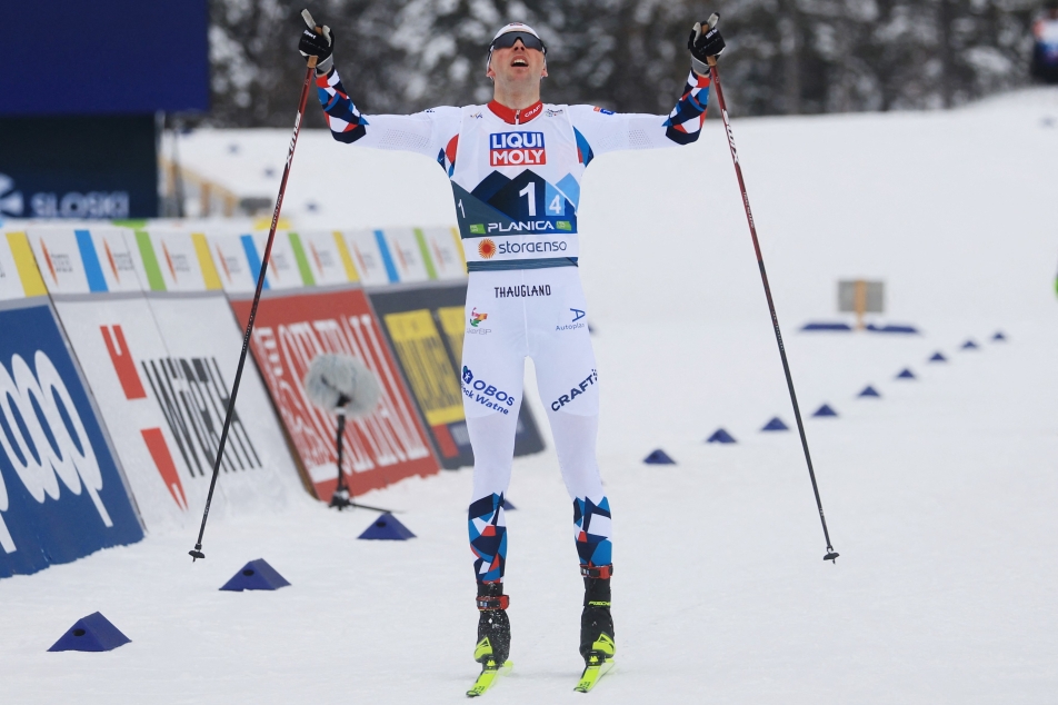 På sprinten gikk Riiber forbi tyske Schmid og sikret igjen gull til sine norske lagkamerater – ČT Sport – Tsjekkisk TV