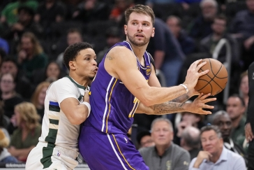 Dončič 41 body režíroval jasnou výhru Lakers v Milwaukee