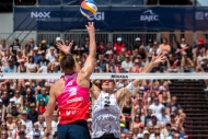 ŽIVĚ: Ostrava Beach Pro. Perušič se Schweinerem postoupili do čtvrtfinále