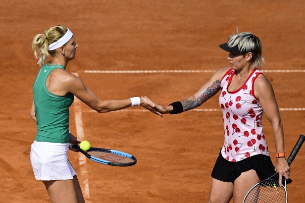 Samson v semifinále Prague Open zastavilo zranění, padla i Nosková. Ve finále deblu jsou tři Češky