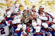 Švýcarské prokletí trvá. Spojené státy slaví na MS po 65 letech, v prodloužení rozhodl Thompson