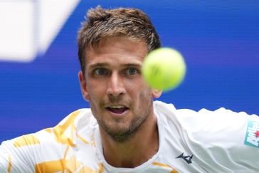 Kopřiva postoupil v Aténách do druhého kola