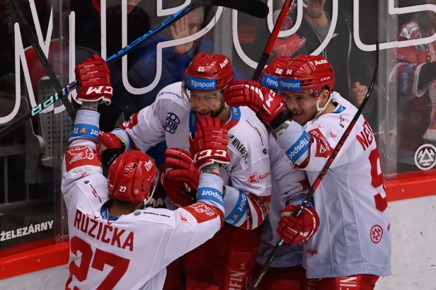 Marcinko se blýskl třemi body a Třinec jde dál, Sparta v play-off končí už ve čtvrtfinále