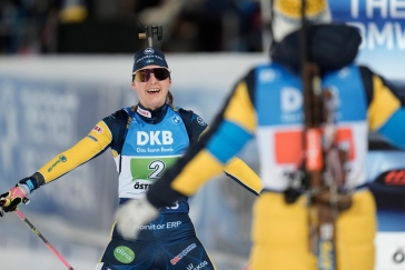 Čeští biatlonisté ve smíšené štafetě dvojic skončili třináctí, vyhrálo Švédsko