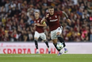 V derby chyboval rozhodčí i VAR, Vydra měl dostat přímou červenou kartu