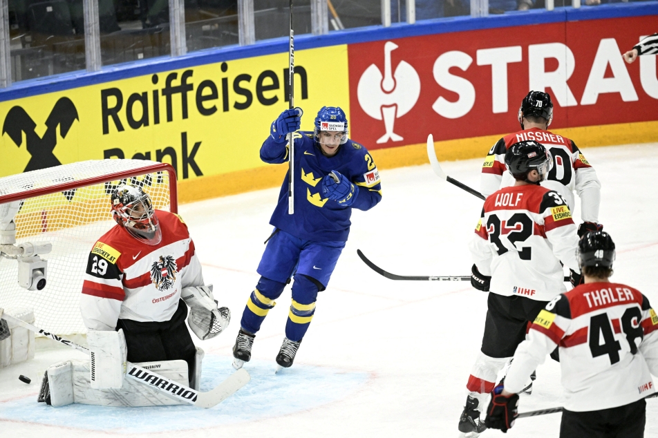 “Sweden Dominates Austria in World Cup Ice Hockey Match”