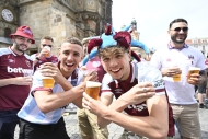 Na Letné jsou stovky fanoušků West Hamu, Prahou putují i příznivci Fiorentiny