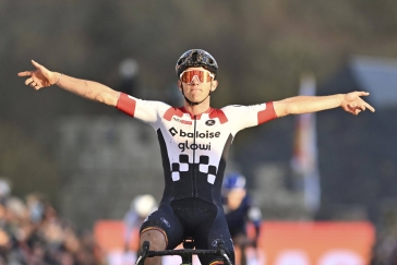 Aniek van Alpehnová vyhrála první závod v kariéře. Belgický cyklokrosař Nys vyhrál i závod SP ve Francii